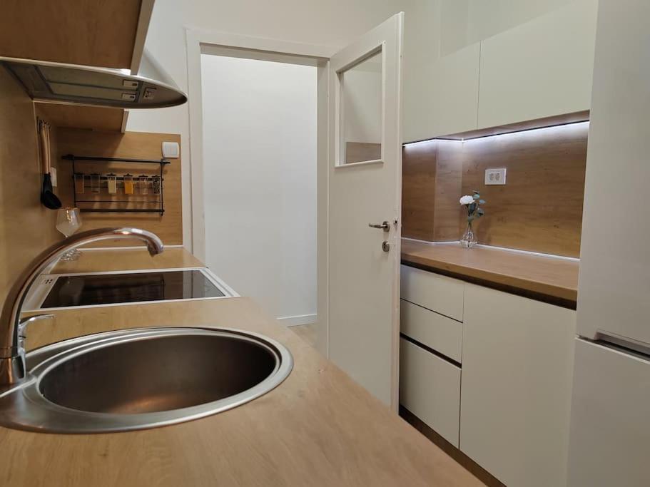 City Sqare Apartment Verde Скопье Экстерьер фото